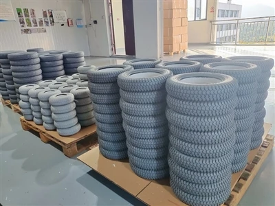 Pictiúir Táirgeadh Laethúla Solid Tire Facotory